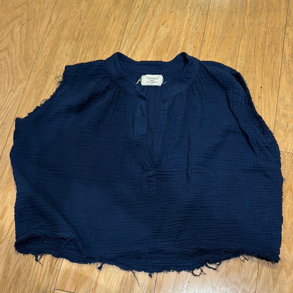 9seed Navy Blue sleeveless low v-neck Women's Top sz p/s in MINT condition